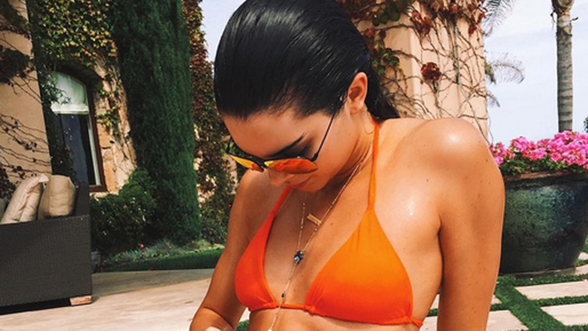 Kendall Jenner rockar orange bikini.